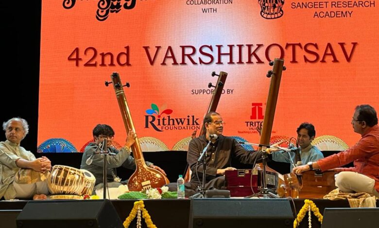 Pt. Ajoy Chakraborty and Purbayan Chatterjee present the nuances of Hindustani music