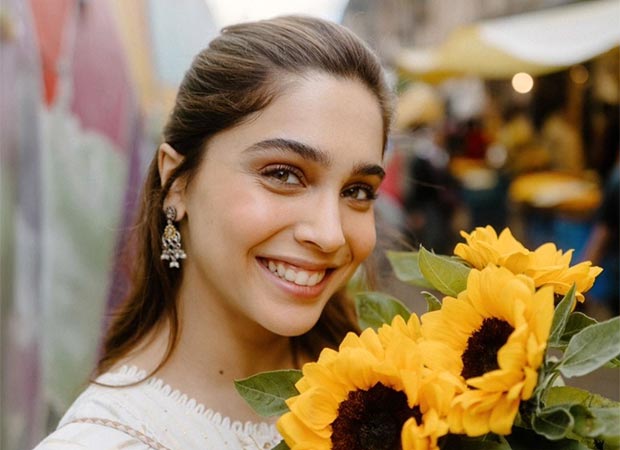 Sharvari spreads joy at the Dadar flower market with photographer Sutej Pannu : Bollywood News - Bollywood Hungama