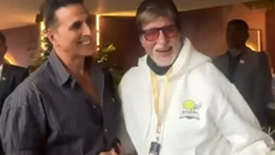 Akshay Kumar touches Amitabh Bachchan’s feet at ISPL finale, shares warm moment : Bollywood News - Bollywood Hungama