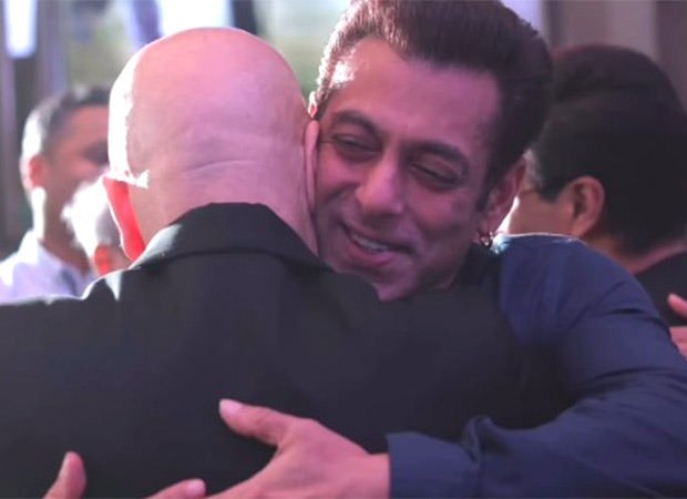 Anupam Kher shares warm hug with Salman Khan: “Joy of years of friendship” : Bollywood News - Bollywood Hungama