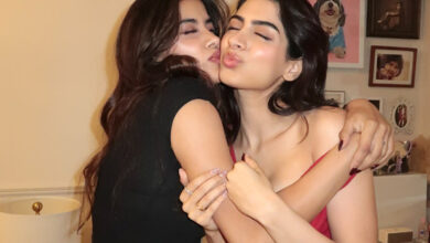 Janhvi Kapoor takes a day off from Param Sundari shoot in Kerala for sister Khushi Kapoor; attends the screening of Loveyapa : Bollywood News - Bollywood Hungama