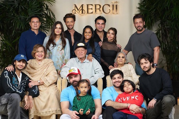 Salman Khan celebrates “Familitines Day” on Valentine’s Day : Bollywood News - Bollywood Hungama