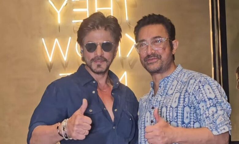 Shah Rukh Khan, Aamir Khan share warm hug at ‘Loveyapa’ screening