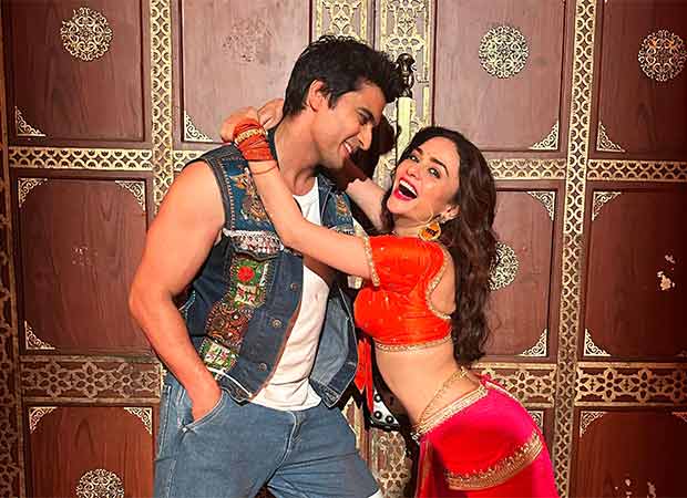Amruta Khanvilkar and Gashmeer Mahajani to star in Marathi film Sushila Sujeet’s item song ‘Chiu Tai’ : Bollywood News - Bollywood Hungama