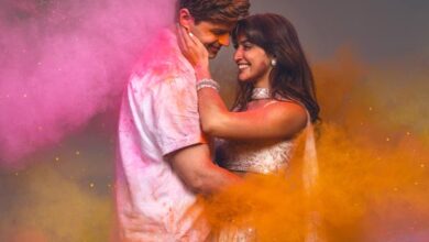 Come Fall In Love: The DDLJ musical actors Jena Pandya and Ashley Day celebrate The Indian Festival Of Holi; drops new image : Bollywood News - Bollywood Hungama