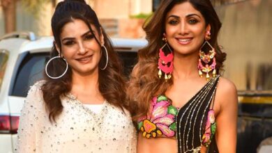 Shilpa Shetty and Raveena Tandon share fun banter and pose on Indian Idol set, watch : Bollywood News - Bollywood Hungama